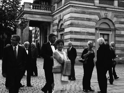 Festspelsgäster under paus i "Siegfried".